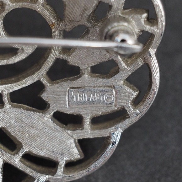 Trifari Brooch Pin Leaf Swirl Silver Tone Brushed Textured Openwork Vintage Chic - Picture 2 of 9